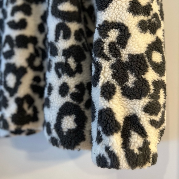 Old navy fleece leopard button jacket - Picture 4 of 4